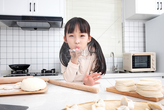 小孩子在厨房里玩耍图片