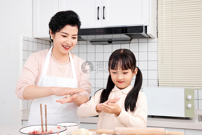 奶奶孙女厨房包饺子