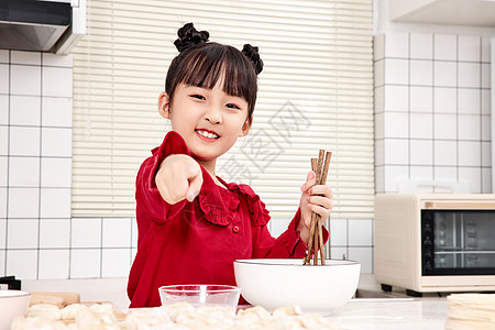 女孩在家学习包水饺图片