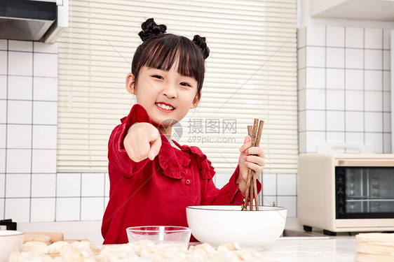 女孩在家学习包水饺图片