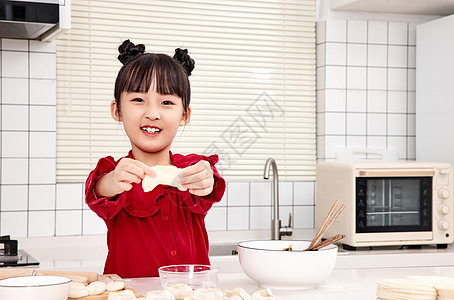 女孩厨房展示水饺图片