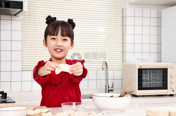 女孩厨房展示水饺图片