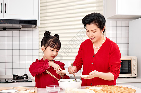 冬至温馨奶奶教孙女包饺子背景