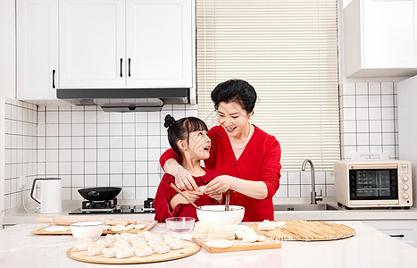 奶奶教孙女包饺子高清图片