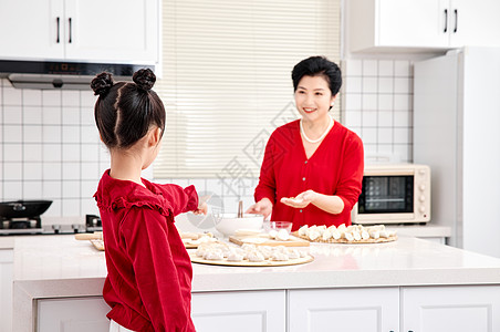 奶奶与孙女厨房里一起包饺子图片