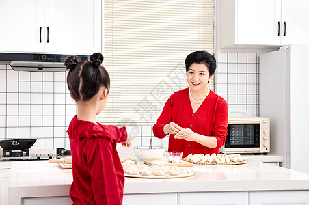 奶奶与孙女厨房里一起包饺子图片