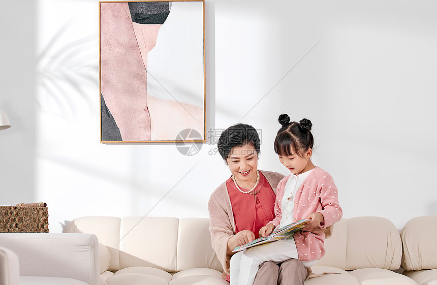 祖孙两人在客厅沙发上看书