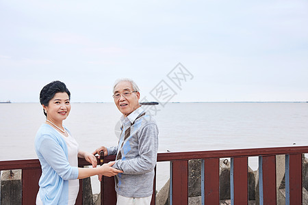 散步背影老年夫妇江边户外散步背景