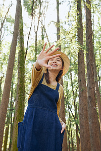 森林美女美女大学生森林公园游玩度假背景