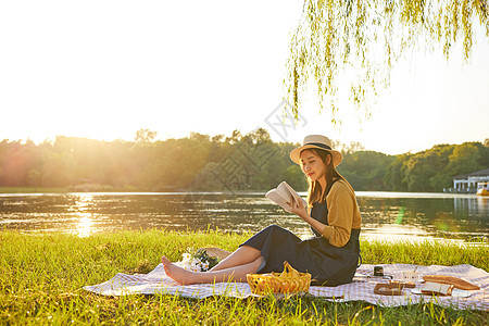 湖边看书黄昏傍晚美女野餐看书背景