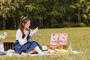 青年女性公园户外野餐阅读图片