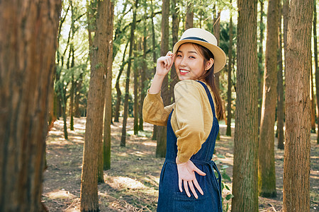 举牌的人美女大学生森林公园游玩度假背景