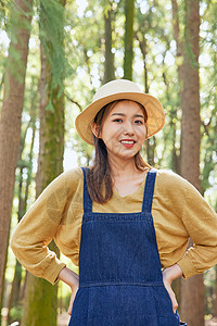 美女大学生森林公园游玩度假背景