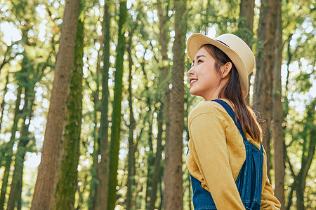 森林里的美女文艺美女公园里郊游看书阅读背景