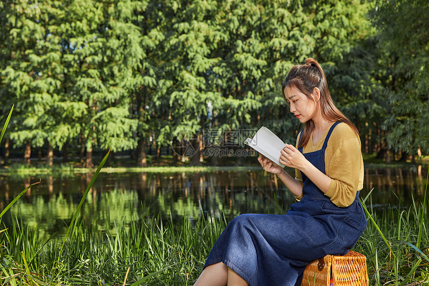 美女大学生公园湖边看书阅读图片