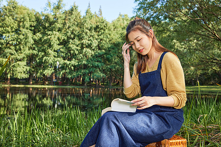 美女大学生公园湖边看书阅读图片