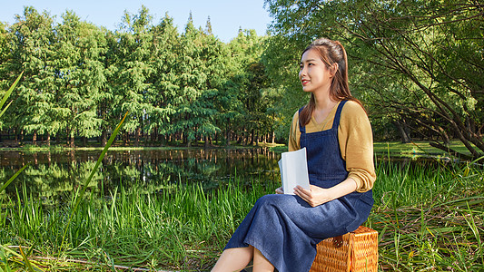 美女大学生公园湖边看书阅读图片