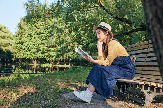 美女大学生公园里郊游看书阅读图片