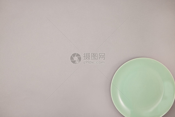 灰色背景下的中国传统陶瓷盘图片