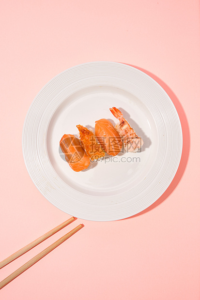 装盘的三文鱼和甜虾刺身图片