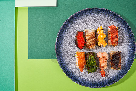 绿色健康美食概念寿司图片