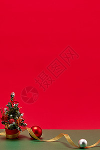 圣诞鹿红色背景下的圣诞装饰品背景