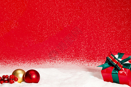 圣诞雪花雪花下的圣诞节礼物盒背景