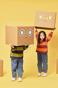 双胞胎可爱小女孩玩创意表情纸盒箱图片