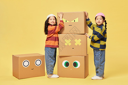 创意儿童节女孩双胞胎可爱小女孩玩创意表情纸盒箱背景