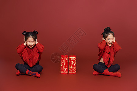 双胞胎女孩捂耳朵新年图片