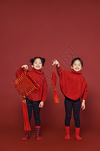 新年春节双胞胎女孩拿中国结图片