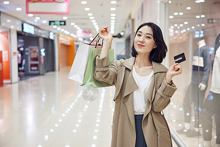年轻女性逛街购物展示信用卡图片
