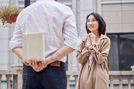 年轻女性收到惊喜礼物高清图片