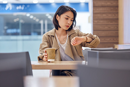 情侣手表女性在店里焦急等待看手表背景