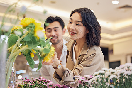 年轻情侣挑选鲜花图片