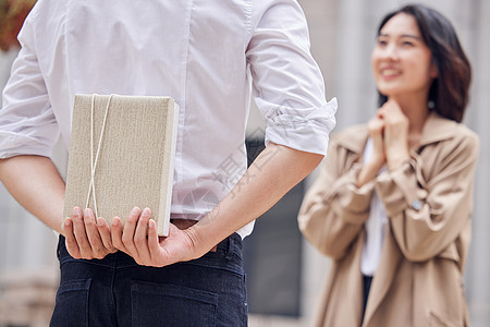 男性女性男性给女性准备惊喜礼物背景