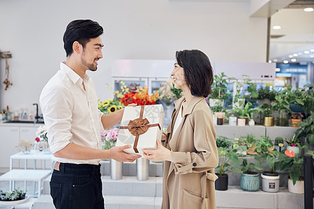 惊喜美女男性给女友准备惊喜礼物背景