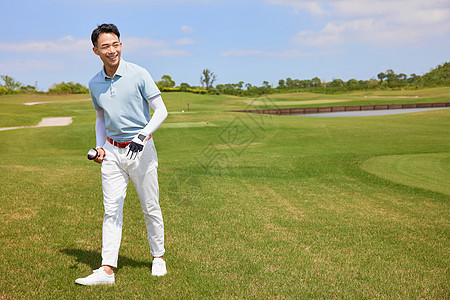 高尔夫草坪高尔夫球场上打球的男性背景
