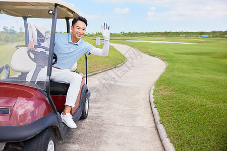 高尔夫球场男性伸手打招呼图片