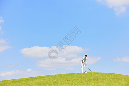户外草坪打高尔夫的男性发球动作背景