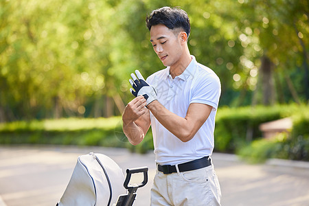 男性穿戴打高尔夫装备高清图片