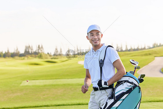 带着装备准备打高尔夫的男性图片