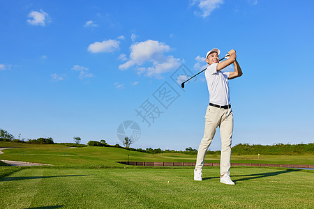 放松运动打高尔夫的男性挥杆动作背景