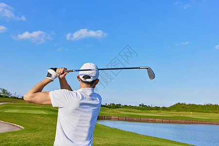 球场草地打高尔夫球的人背影背景