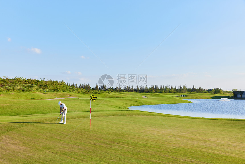 远景打高尔夫球的人图片