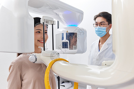 医生使用仪器拍摄牙齿x光片图片