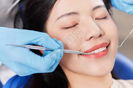 女性患者做牙齿手术特写图片