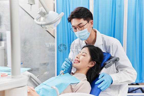 牙科医生给患者做手术图片