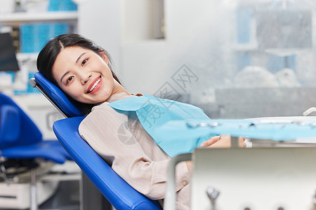 女患者做牙齿手术形象图片