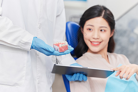 患者与牙科医生讨论牙齿问题图片